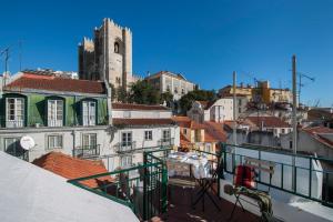 Blick auf die Stadt vom Balkon eines Gebäudes in der Unterkunft Light Green Apartments - Downtown Lisbon in Lissabon