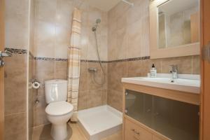 Ein Badezimmer in der Unterkunft Apt Costa Dorada 2 by MarCalma