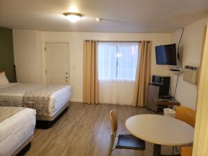 TV a/nebo společenská místnost v ubytování Deluxe Inn