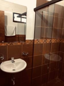 ein Badezimmer mit Waschbecken und Spiegel in der Unterkunft Cottage Refuge in Rionegro + 13 Fotos