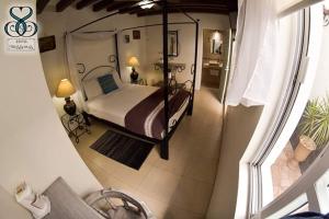 a view of a bedroom with a bed and a window at Hotel Tres Sofias in Querétaro