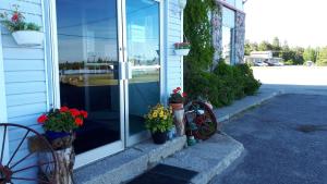 O grădină în afara Nipigon Travelers Motel