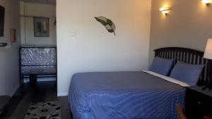 Un pat sau paturi într-o cameră la Nipigon Travelers Motel