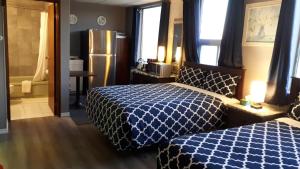 Un pat sau paturi într-o cameră la Nipigon Travelers Motel