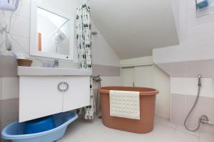 吉安的住宿－海洋柔情民宿，一间带卫生间和水槽的浴室