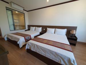 Ein Bett oder Betten in einem Zimmer der Unterkunft Khách Sạn Hoàng Gia II