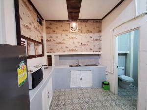 Kuchyň nebo kuchyňský kout v ubytování Madera House Chiang Mai
