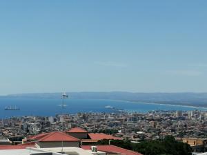 - une vue sur la ville et une étendue d'eau dans l'établissement Tivoli ShortLets - Catania, à San Gregorio di Catania