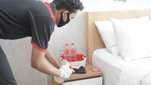 Majutusasutuse RedDoorz Plus near Trans Studio Cibubur 2 külastajad