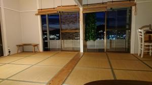 ein leeres Wohnzimmer mit Stadtblick in der Unterkunft The Sloope Nagasaki in Nagasaki