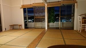 ein leeres Wohnzimmer mit Stadtblick in der Unterkunft The Sloope Nagasaki in Nagasaki