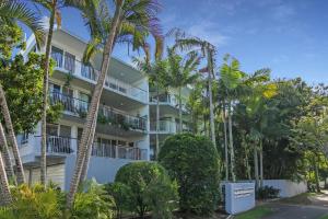 un edificio con palme di fronte ad esso di MAINSAIL8- MOOLOOLABA BEACH a Mooloolaba