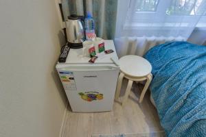 a small kitchen with a blender and a table at YourHouse микрорайон 1, дом 76 - экономичнее квартиры, уютнее гостиницы in Almaty