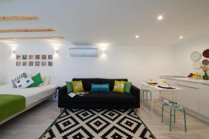 ein Wohnzimmer mit einem Sofa und einem Tisch in der Unterkunft Light Green Apartments - Downtown Lisbon in Lissabon
