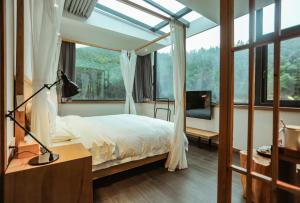 Ένα ή περισσότερα κρεβάτια σε δωμάτιο στο Villa EN Emerald Valley, Huangshan