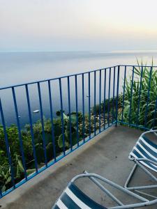 Elle comprend un balcon offrant une vue sur l'océan. dans l'établissement Villa Vista Mare a Filicudi, à Filicudi