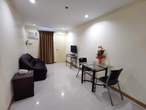 TV a/nebo společenská místnost v ubytování Metro Park Hotel - Cebu City