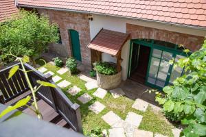 an aerial view of a house with a door and a yard at Exklusives Landhaus in Šatov