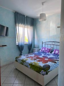 1 dormitorio con cama y ventana en Steffy’s House di Pineto, en Pineto