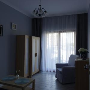 グダニスクにあるGDAŃSK Apartament Blisko Morzaのリビングルーム(ソファ、窓付)