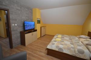 Posteľ alebo postele v izbe v ubytovaní Apartmány Best I. Bešeňová