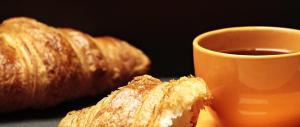 ein Stück Brot neben einer Tasse Kaffee in der Unterkunft BGLV in Hoge-Hexel