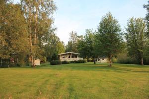 una casa en medio de un gran campo de hierba en Ferienhaus Smultronsställe Hjo, Vättern, en Hjo