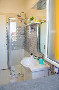 W łazience znajduje się umywalka i prysznic. w obiekcie La casa di pasqui w mieście SantʼAntonio Abate