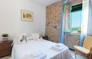 - une chambre avec un lit blanc et une fenêtre dans l'établissement Can Boni, à Palamós