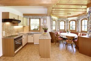 een keuken met een tafel en een eetkamer bij Ferienwohnung Fiel in Sankt Gallenkirch
