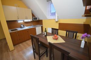 Kuchyňa alebo kuchynka v ubytovaní Apartmány Best I. Bešeňová