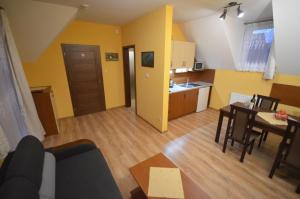 Kuchyňa alebo kuchynka v ubytovaní Apartmány Best I. Bešeňová