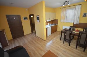 Kuchyňa alebo kuchynka v ubytovaní Apartmány Best I. Bešeňová