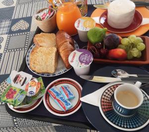 un tavolo con vassoio di prodotti per la colazione e caffè di B&B La Terrazza ad Alghero