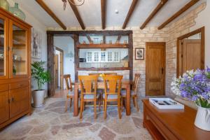 a dining room with a wooden table and chairs at Casa el Imperio in Gaucín