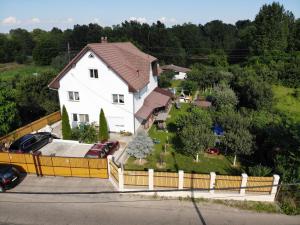 een luchtzicht op een wit huis met een hek bij Podgoria Guesthouse- Camere de închiriat in Oradea
