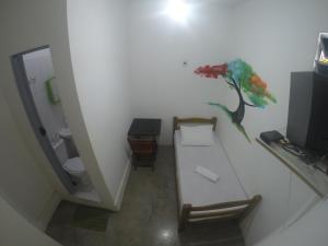 Habitación pequeña con cama y baño. en Balcony Hostel Hotel en São Paulo