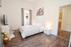 Ένα ή περισσότερα κρεβάτια σε δωμάτιο στο Bright, Romantic & Super Stylish Old Town Flat with Seaview & Shared Terrace