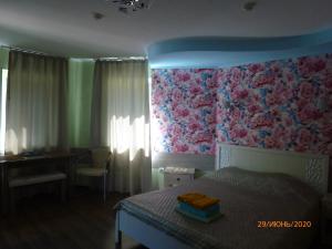 ガリャーチ・クリュチにあるSerebryaniy Klyuchの花柄の壁紙を用いたベッドルーム1室