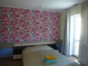 ガリャーチ・クリュチにあるSerebryaniy Klyuchのベッドルーム1室(ベッド1台、タオル2枚付)