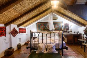 - une chambre mansardée avec un lit dans l'établissement Eros Pittoresque Retreats - Perfect location, Panoramic Seaview, à Koroni