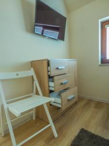 Habitación con escritorio, silla y TV. en Private Apartment in Cypress Complex 15, en Varna