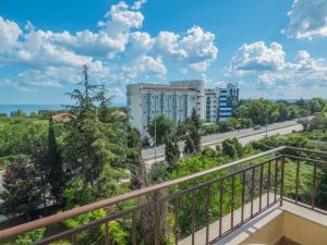 balcón con vistas a la ciudad en Private Apartment in Cypress Complex 15, en Varna