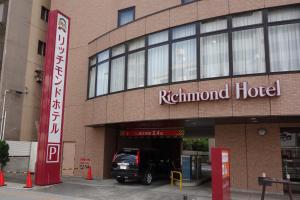 Richmond Hotel Sendai في سيندايْ: فندق تقف امامه سيارة