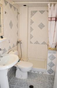 Akrogiali Apartments tesisinde bir banyo