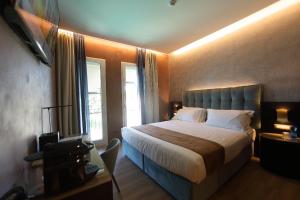 a bedroom with a large bed and a window at Hotel Bell'arrivo by Dori in Peschiera del Garda