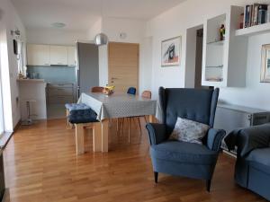 Kuchyň nebo kuchyňský kout v ubytování Cozy apartments with seafront terraces