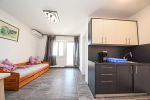 a small kitchen with a couch in a room at Apartmani Por in Vir