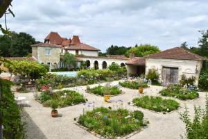 Saint-Sever的住宿－Les Écuries de Saint Sever，鲜花屋前的花园