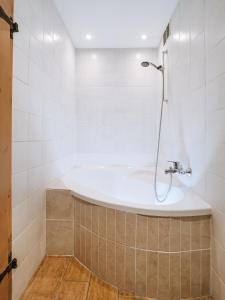 شقة ويلكيز غاردن في كابرون: حمام مع دش مع حوض استحمام